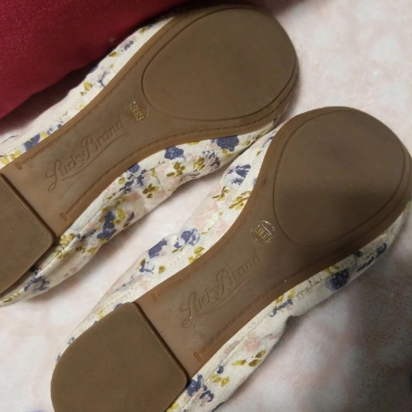 Adorable Lucky Brand Flats - Picture 4 of 4